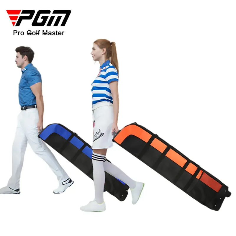 Housse de voyage golf pliable – deux voyageurs tirant les housses bleue et orange sur leurs roues