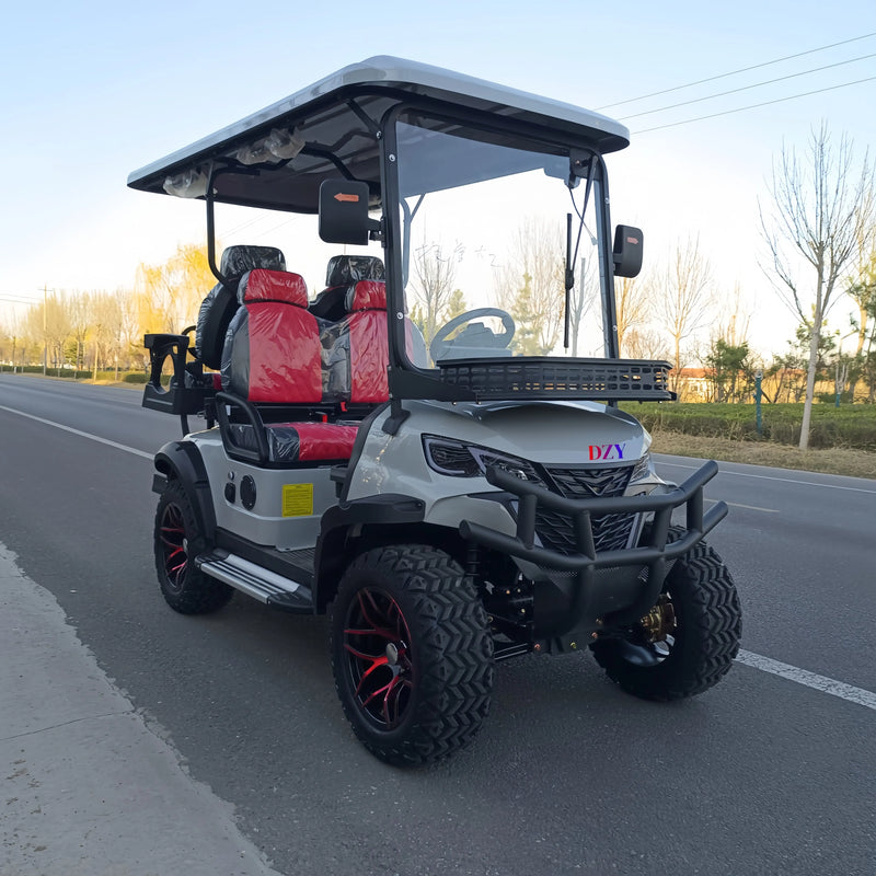 Voiturette de golf électrique à carrosserie argent et sièges rouges – trois quarts avant