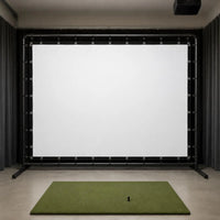 Écran de simulateur de golf – toile tendue sur un cadre noir avec tapis de frappe et tee