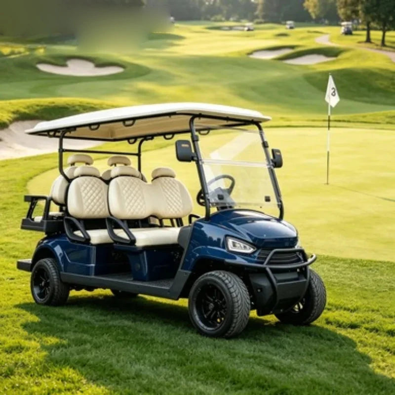 Voiturette de golf 4 places 3,5 kW – version bleu marine à assises claires sur le parcours
