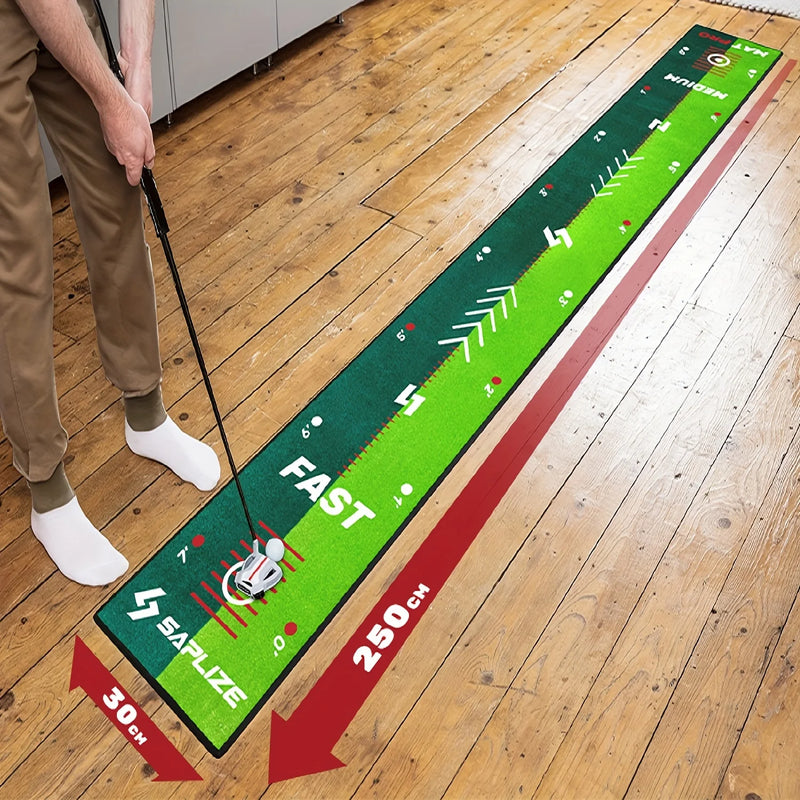 Tapis de putting golf – golfeur en position de putt sur un parquet, longueur du tapis