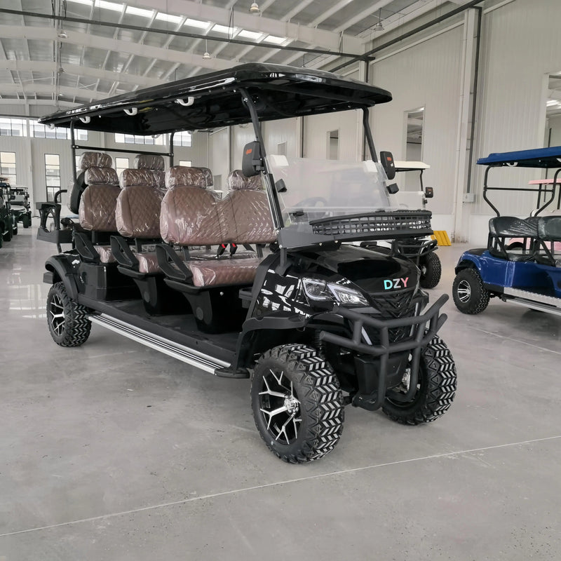 Voiturette de golf électrique de luxe – version noire longue à sièges bruns en atelier