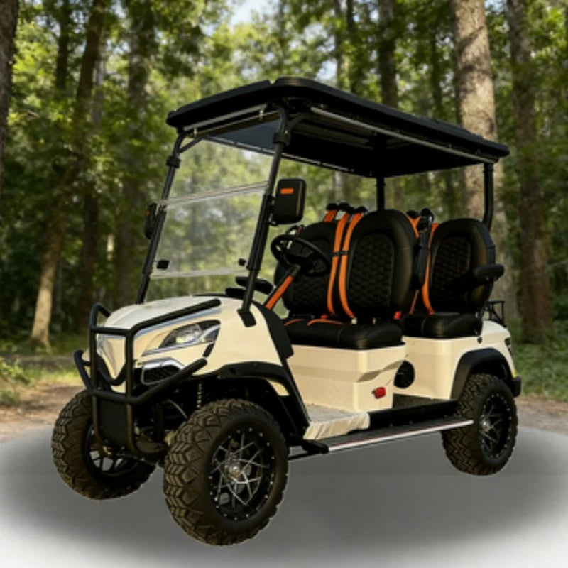 Voiturette de golf électrique de chasse beige à ceintures orange – vue de trois quarts avant en forêt