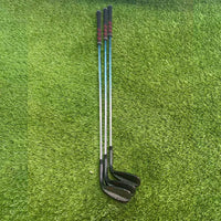 Lot de 3 wedges de golf – les trois clubs posés sur l'herbe, têtes en bas