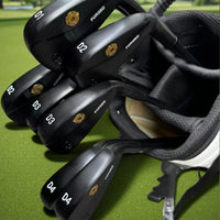 Fer de golf de départ forgé noir – têtes D1 à D4 posées dans un sac de golf