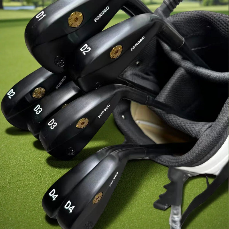Fer de golf de départ forgé noir – têtes D1 à D4 posées dans un sac de golf