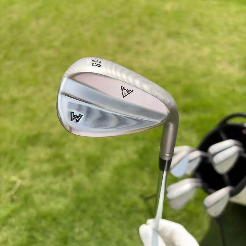 Wedge golf face brute – tête vue de trois quarts sur le green