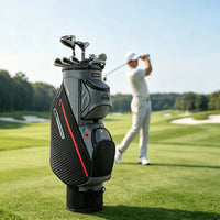 Sac de golf chariot gris et noir avec capot et clubs près d'un golfeur en plein swing