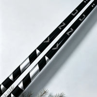 Manche de golf driver graphite – gros plan sur la désignation gravée de deux manches