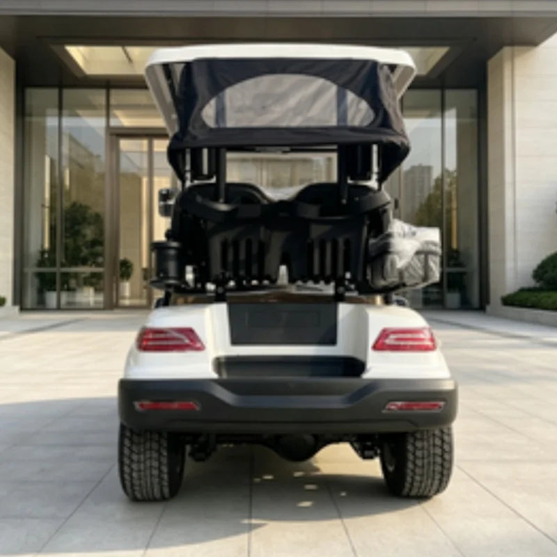 Voiturette de golf électrique – vue arrière avec housse de pluie et seaux