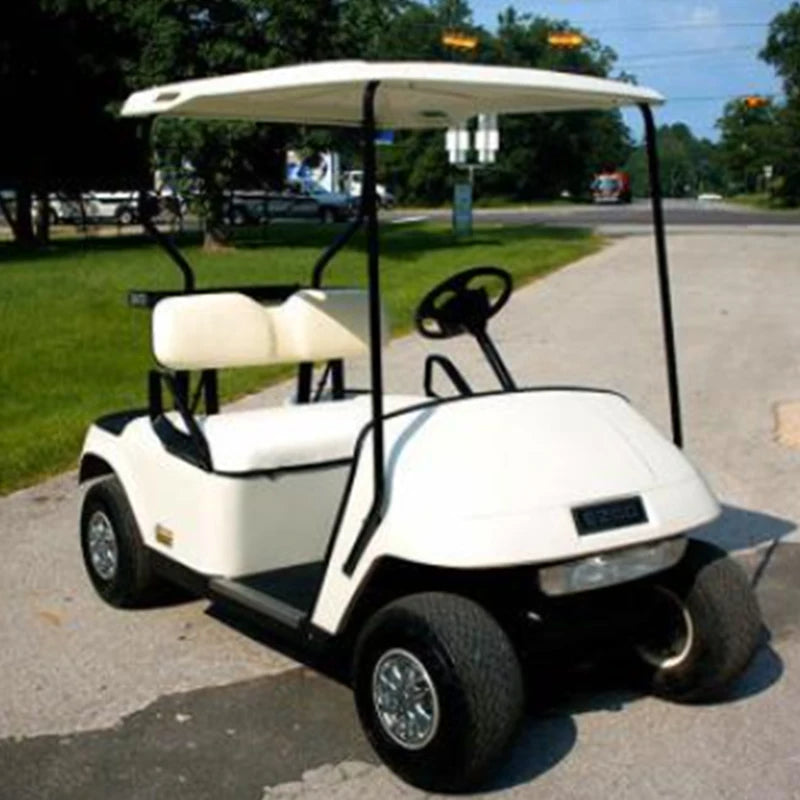 Clip de fixation de sac de golf – voiturette de golf blanche à deux places en situation