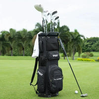 Sac de golf à dos ultraléger – sac à dos noir posé sur le gazon avec ses clubs et une serviette accrochée