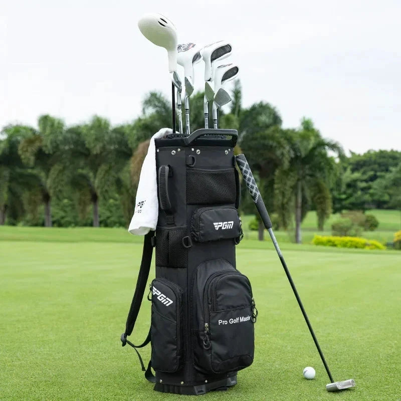 Sac de golf à dos ultraléger – sac à dos noir posé sur le gazon avec ses clubs et une serviette accrochée