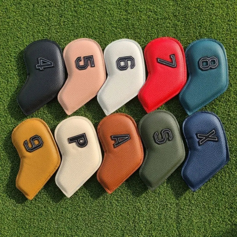 Couvre club fer golf – set multicolore avec le X posé sur le gazon