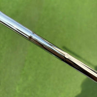 Putter lame blanc quadrillé – manche chromé vu de près