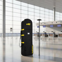 Housse de voyage golf pliable Oxford – coloris noir et jaune dans un hall d'aéroport