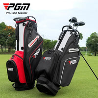 Sac de golf trépied léger – deux sacs noir et noir et rouge sur le parcours avec leurs clubs