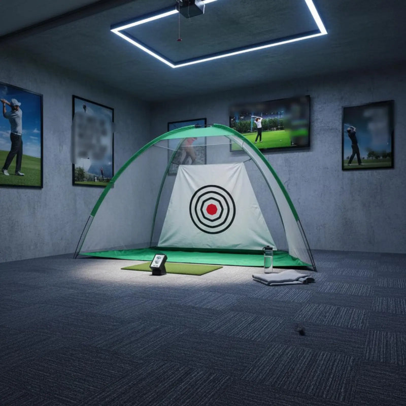 Filet de golf portable avec cible – enclos vert dans une salle d'entraînement avec écran