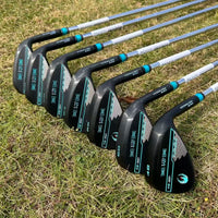 Wedge golf noir – les sept wedges alignés sur l'herbe