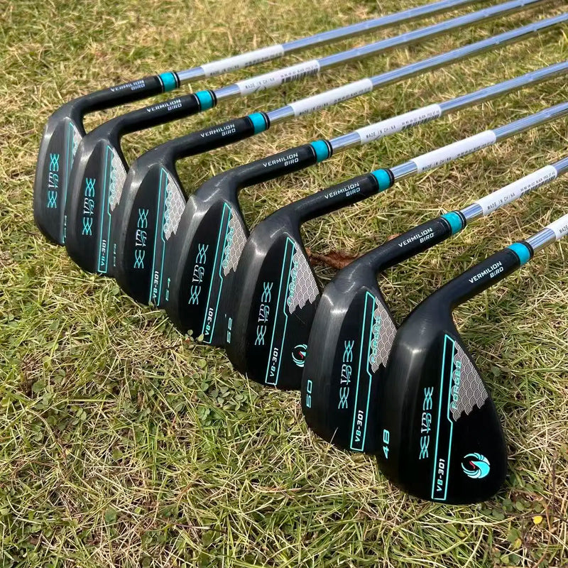 Wedge golf noir – les sept wedges alignés sur l'herbe