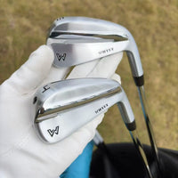 Série de fers de golf forgés – dos de deux fers tenus à la main