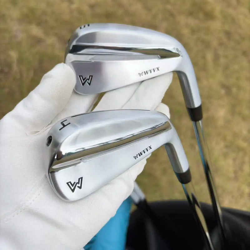 Série de fers de golf forgés – dos de deux fers tenus à la main