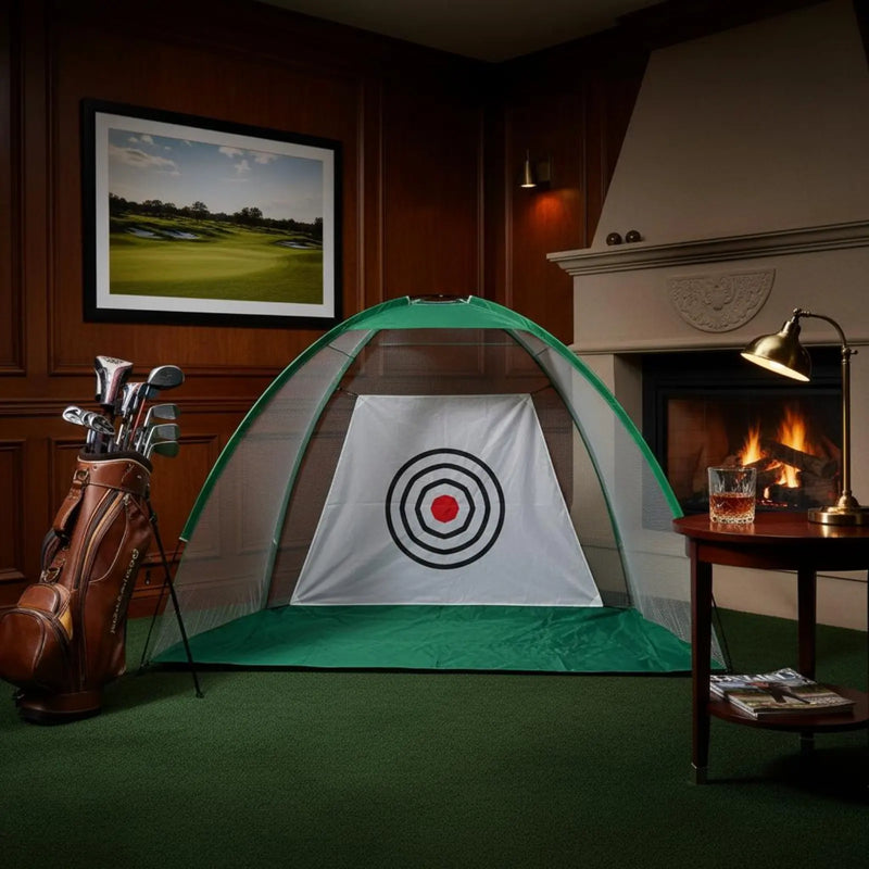Filet de golf portable avec cible – enclos vert dans un salon avec sac de golf