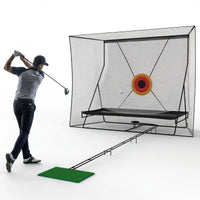 Filet de golf avec piste de retour de balle – golfeur terminant son swing devant le filet sur fond blanc