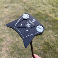 Putter maillet en aluminium – version noire tenue en main