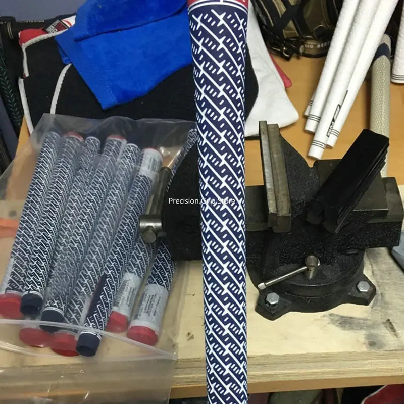 Grips de golf bleu marine et blanc – grips à l'embout rouge près d'un étau d'atelier