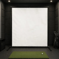 Écran de simulateur de golf – toile blanche à œillets tendue sur un cadre noir devant un tapis de frappe