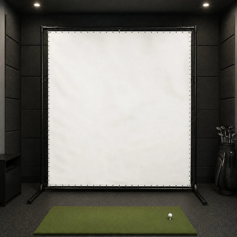 Écran de simulateur de golf – toile blanche à œillets tendue sur un cadre noir devant un tapis de frappe