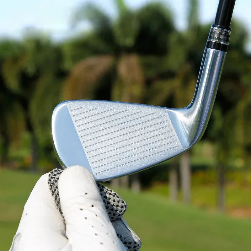 Fer de golf à l'unité argent – face rainurée du fer tenue à la main