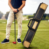 Sac de park golf horizontal – golfeur debout avec son club à côté du sac doré posé en biais