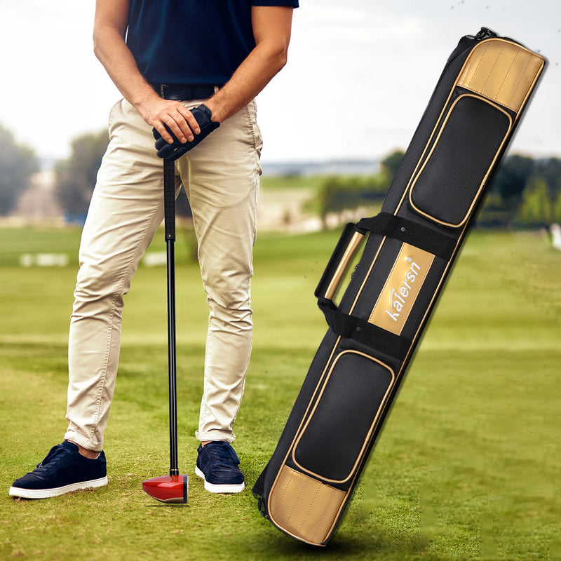 Sac de park golf horizontal – golfeur debout avec son club à côté du sac doré posé en biais