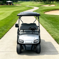 Voiturette de golf 4 places de tourisme – vue de face, version argent sur une allée de golf