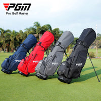 Sac de golf trépied imperméable – quatre sacs bleu marine, rouge, gris et noir alignés sur le gazon