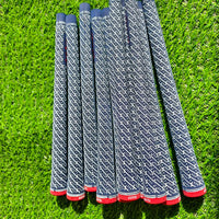 Grips de golf bleu marine – lot de grips alignés sur l'herbe, vue sur toute la longueur