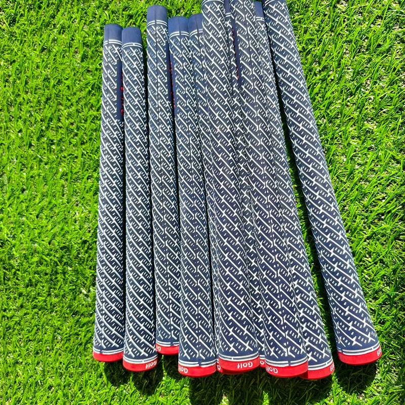 Grips de golf bleu marine – lot de grips alignés sur l'herbe, vue sur toute la longueur