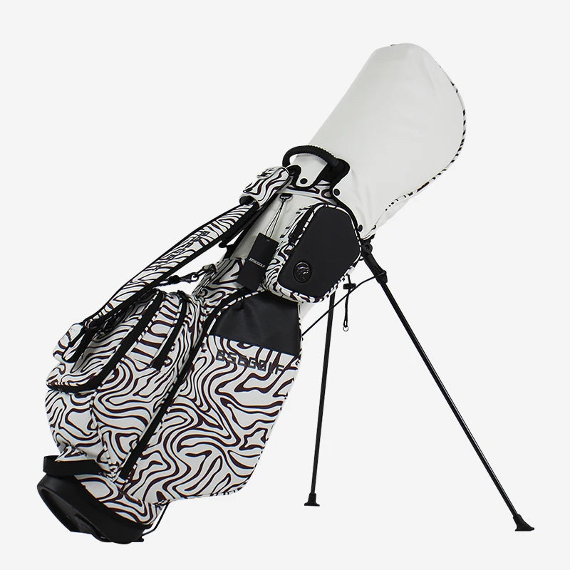 Sac de golf trépied léger à motif animalier – sac blanc à motif zébré debout sur son trépied, fond uni