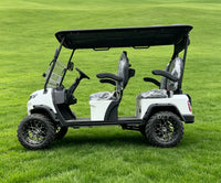 Voiturette de golf électrique blanche à calandre ajourée – vue de profil sur pelouse
