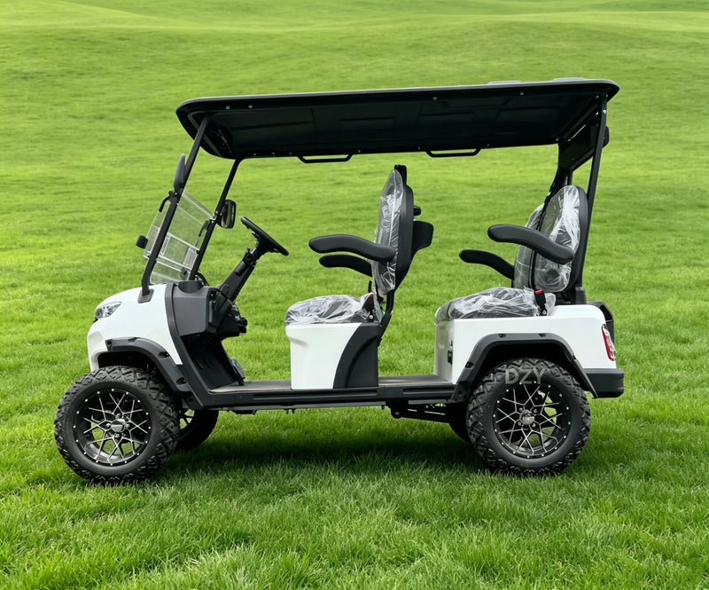 Voiturette de golf électrique blanche à calandre ajourée – vue de profil sur pelouse