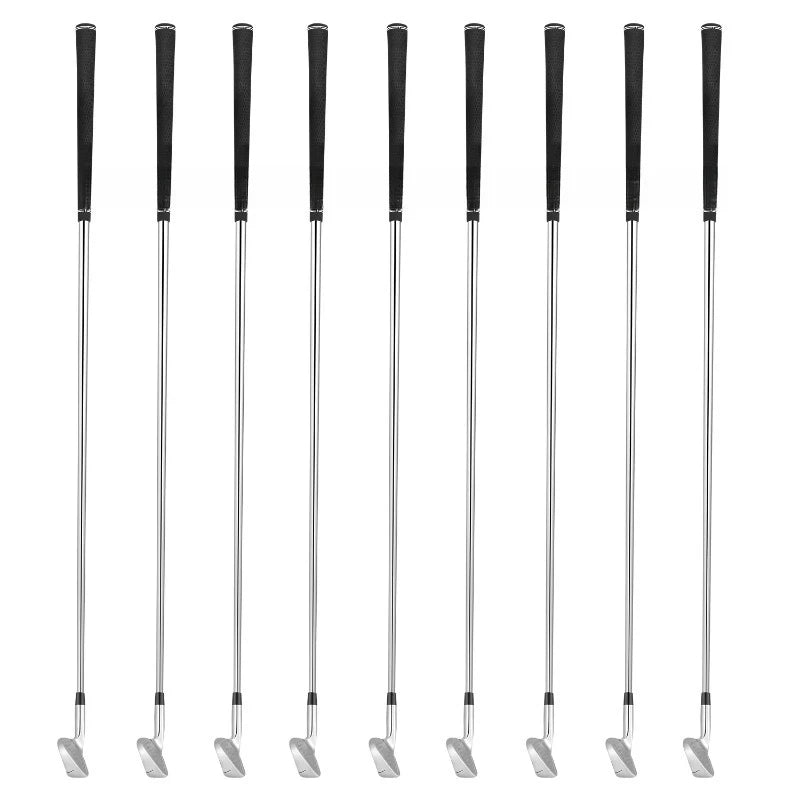 Série de fers de golf longueur unique – les neuf clubs alignés avec leurs grips en caoutchouc noir
