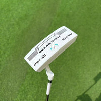 Putter lame blanc quadrillé – tête vue en perspective sur le green, modèle 34 pouces