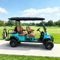 Voiturette de golf tout-terrain 4 places – vue de profil d'une version turquoise avec sacs de golf à l'arrière