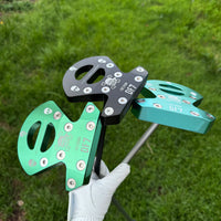 Putter maillet zéro torque – trois têtes noire, bleu lac et verte tenues en main