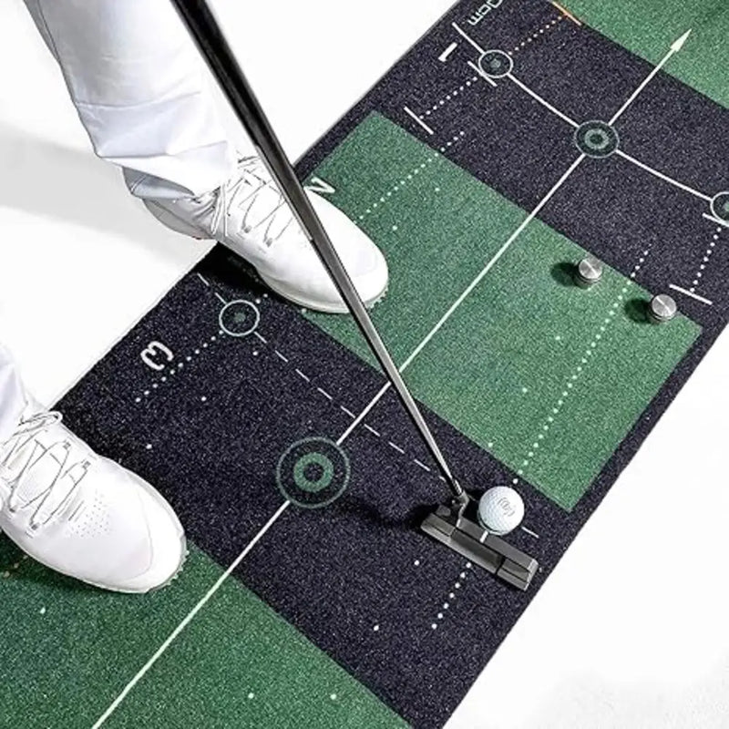 Tapis de putting portable – putter et balle sur les repères de distance