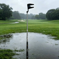 Putter avec ramasse-balle intégré – putter debout sur un parcours détrempé après la pluie