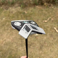 Putter maillet fraisé CNC – version noire vue de dessus sur l'herbe
