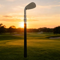 Chipper golf télescopique – tête et grip au coucher du soleil sur le parcours